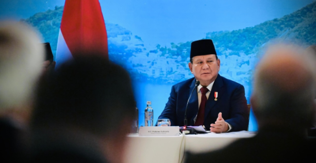 Dari Negeri Seberang, Prabowo Tetap Tonton Pertandingan Indonesia vs Arab Saudi, Begini Gayanya